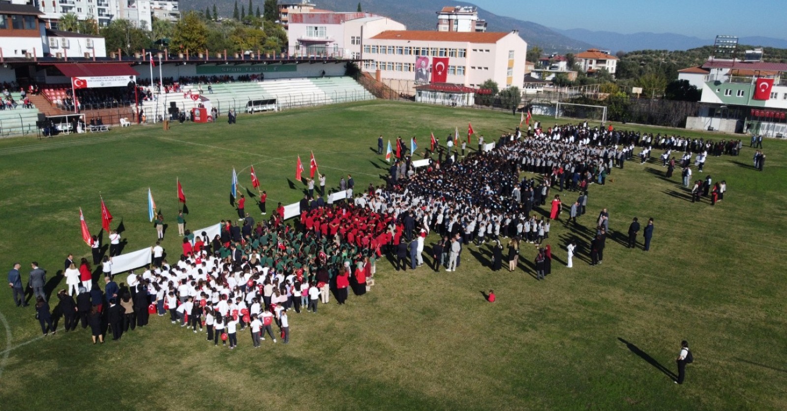İlçe Stadında 29 Ekim Cumhuriyet Bayramı Coşkusu 102. Yıl Gururu
