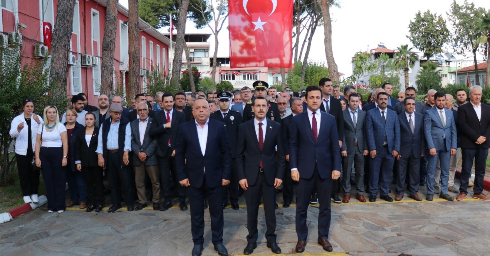 29 Ekim Cumhuriyet Bayramı’nın 102. yılı dolayısıyla çelenk sunma töreni gerçekleşti