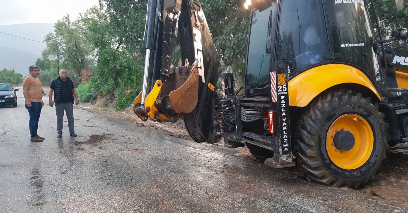 YAĞMUR SONRASI BAŞKAN ÖZEL SAHADA