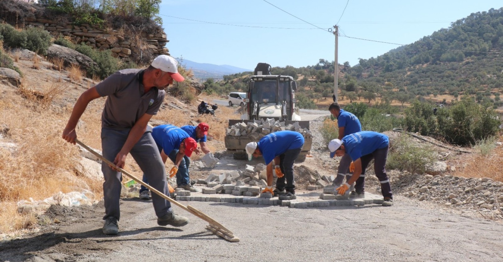 Karaahmetler Mahallesi’nde Kilitli Parke Taşı Döşeme Çalışması Devam Ediyor