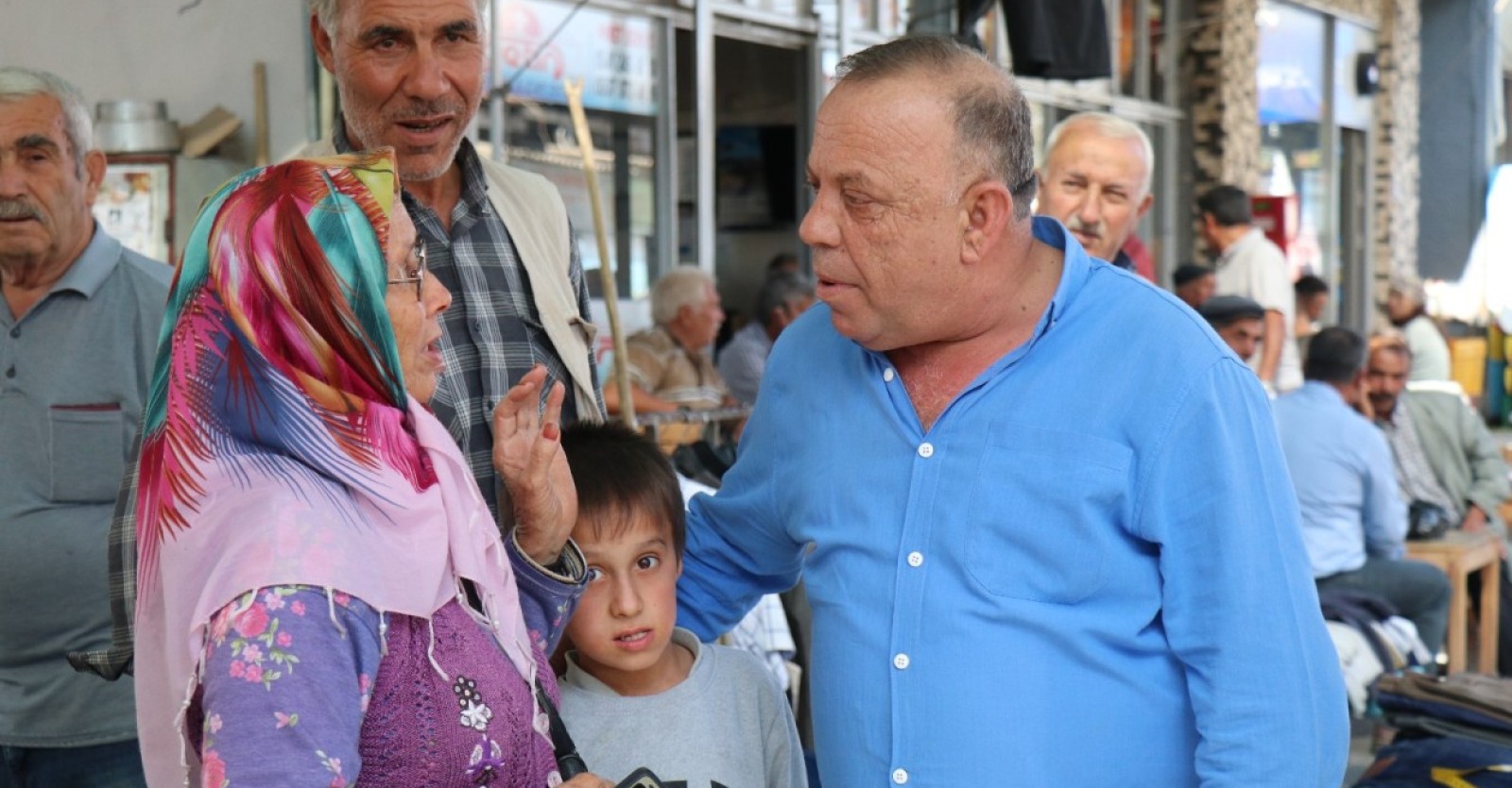 BAŞKAN ÖZEL SALI PAZARINDA VATANDAŞLARLA BULUŞTU